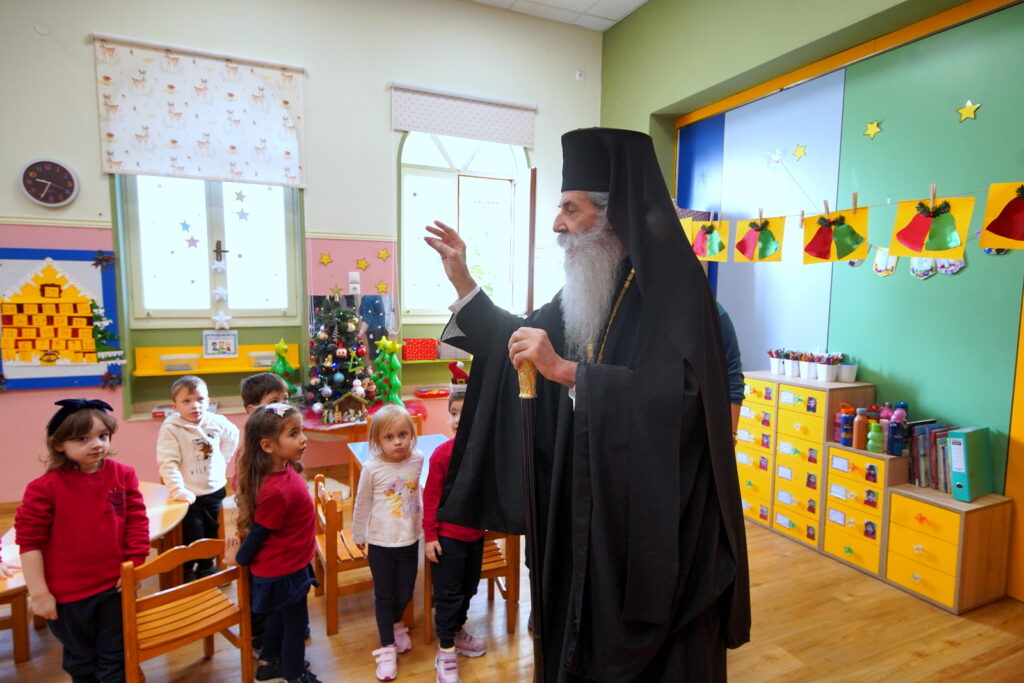 Ο Σεβασμιώτατος Μητροπολίτης Πειραιώς κ.Σεραφείμ, στα Εκπαιδευτήρια της τοπικής μας Εκκλησίας.