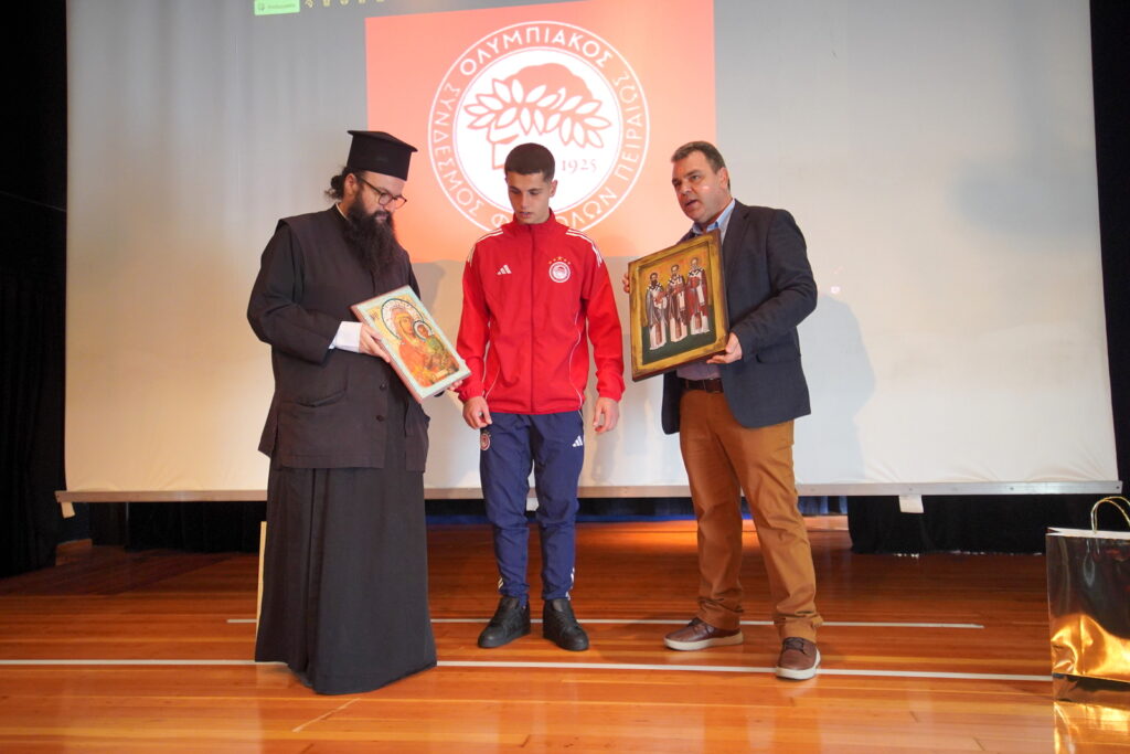 Ο ποδοσφαιριστής του Ολυμπιακού Χρήστος Μουζακίτης στα Εκπαιδευτήρια της Ιεράς Μητροπόλεως Πειραιώς.