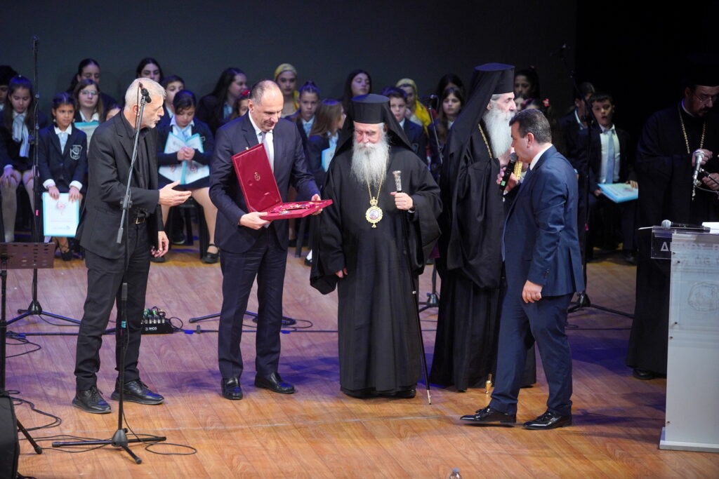 Μία συγκινητική βραδιά με ιδιαίτερους συμβολισμούς – Μεγαλειώδης Χριστουγεννιάτικη Φιλανθρωπική Συναυλία της Ιεράς Μητροπόλεως Πειραιώς.