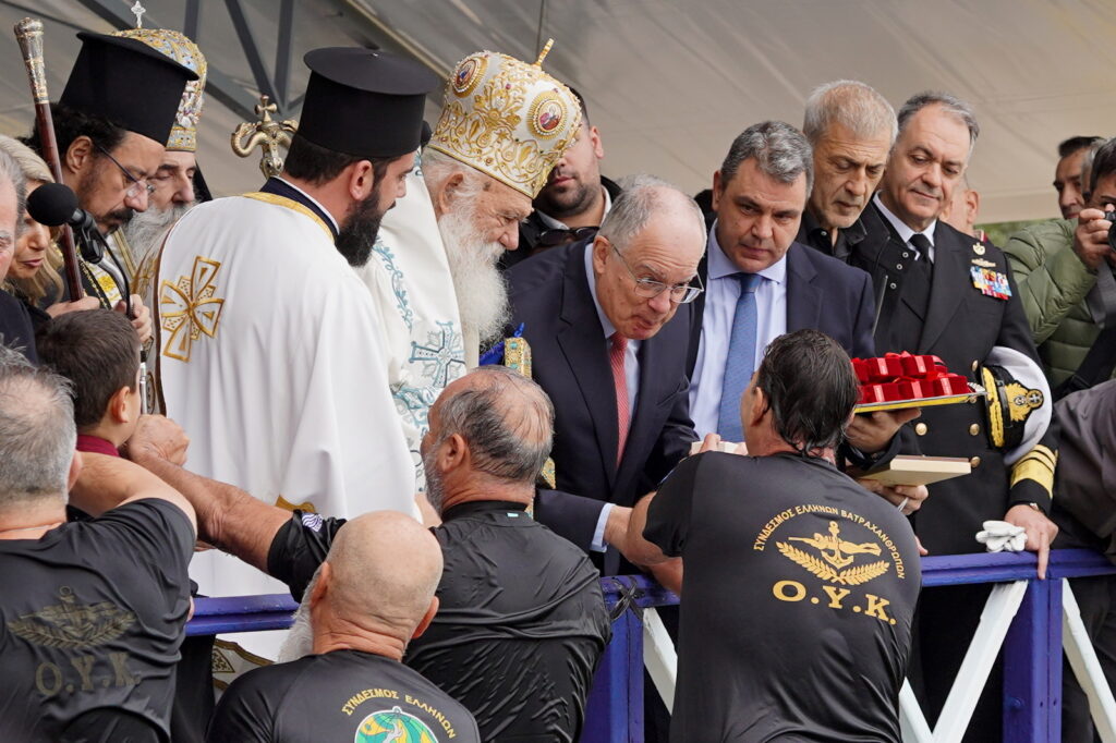 Παρουσία του Προέδρου της Ελληνικής Δημοκρατίας, ο Μακαριώτατος Αρχιεπίσκοπος Αθηνών και Πάσης Ελλάδος, τέλεσε τον Αγιασμό των υδάτων στο πρώτο λιμάνι της χώρας!